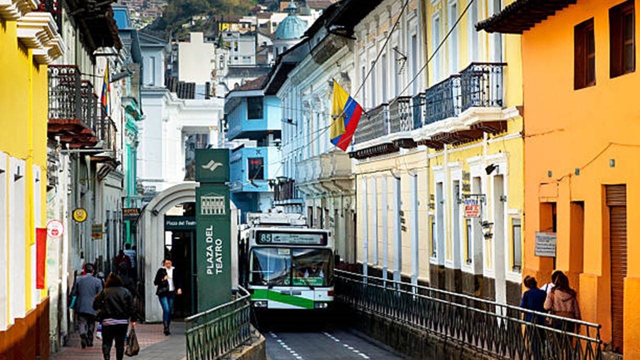 Quito: La Capital de la Venta de Ropa de Segunda Mano - Simplicity
